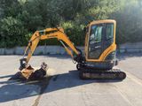une petite excavatrice garée sur un parking