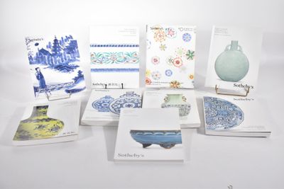 un lot de cartes posées sur une table