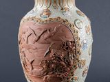 un vase sur lequel est représenté un homme et une femme