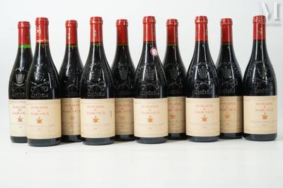 six bouteilles de vin rouge alignées