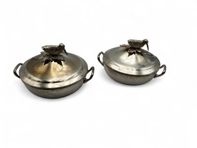 Paire de Légumiers couverts en métal argenté à prises figura…