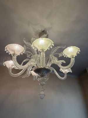 un lustre en verre suspendu au plafond d'une pièce