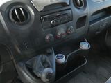 un tableau de bord de voiture avec un porte-gobelet au centre