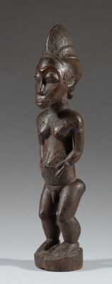 une statue en bois d'un homme avec un chapeau sur la tête