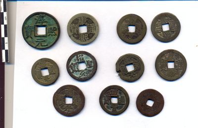 CHINE (ou Pays d'Orient ?). Lot de 12 sapèques.