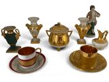 beaucoup de vases et de tasses dorés et blancs sur la table