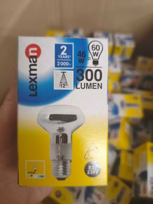 quelqu'un tient une boîte d'ampoules à la main