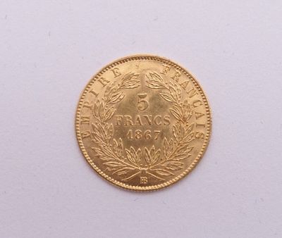 gros plan d'une pièce d'or sur une surface blanche