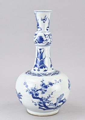 un vase bleu et blanc posé sur une table