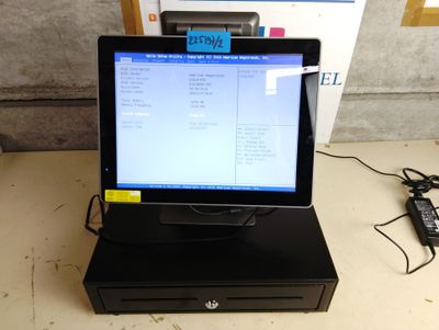un ordinateur portable posé sur un bureau, à côté d'un écran