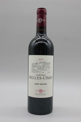 une bouteille de vin rouge posée sur une table blanche