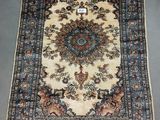 un tapis persan ancien à motifs floraux et franges