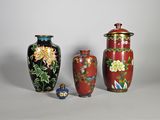 trois vases posés l'un à côté de l'autre sur une table