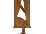 une image représentant une sculpture en bronze d'un homme tenant un drapeau
