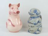 un petit cochon et une paire de salières et poivrières en forme de petits cochons