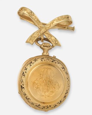 une image représentant une montre de poche en or ornée d'un nœud