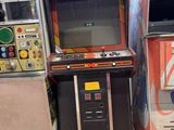 deux bornes d'arcade placées l'une à côté de l'autre dans une pièce