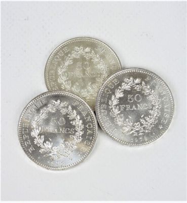 trois pièces empilées les unes sur les autres sur une surface blanche