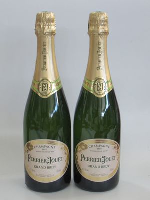 deux bouteilles de champagne posées l'une à côté de l'autre sur une table