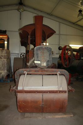 une machine qui se trouve à l'intérieur d'un bâtiment