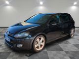 La Volkswagen Golf GT est garée dans une pièce dont le sol est en damier.