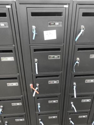 de nombreux classeurs noirs munis de clés