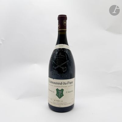 une bouteille de vin posée sur une table