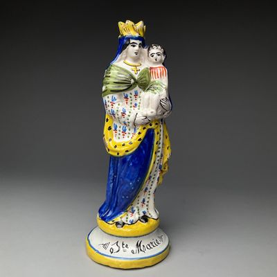 figurine représentant une femme en robe bleue tenant un éventail