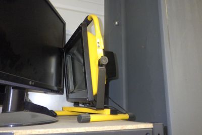 un écran d'ordinateur posé sur un bureau, à côté d'un autre écran