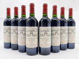 six bouteilles de vin rouge alignées sur une surface blanche