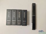 Les trois mascaras sont posés les uns à côté des autres sur la table
