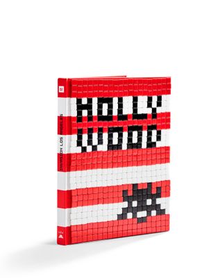 un livre rouge et blanc orné d'un motif en pixels