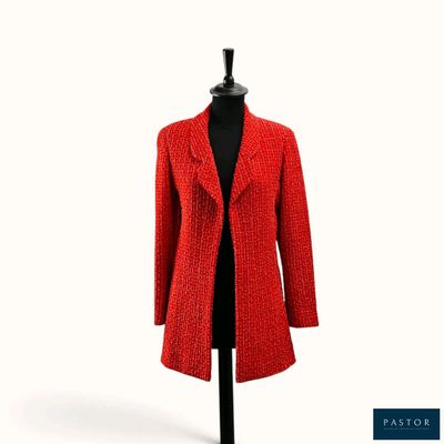 une photo d'une veste rouge sur un mannequin