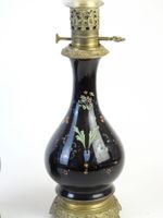 Paire de lampes à pétrole en verre peint noir à décor floral… (photo 5)