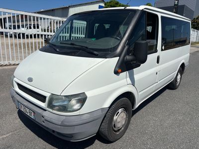 une camionnette blanche garée dans un parking