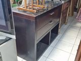 une télévision posée sur un meuble