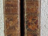 deux vieux livres posés sur une table l'un à côté de l'autre