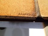 un gros plan sur un morceau de bois posé sur une table