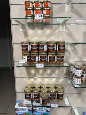 de nombreux bocaux de conserve sur les rayons du magasin
