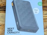 une photo d'un coffret contenant une batterie externe pour ordinateur portable posée sur une table