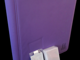 un classeur violet avec deux serviettes blanches à côté