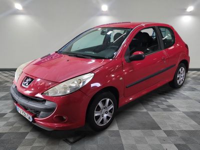 la voiture rouge est garée dans le garage sur le sol en damier