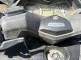un gros plan du tableau de bord d'une moto équipé d'un compteur de vitesse