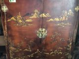 une armoire sur laquelle sont posés de nombreux objets