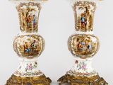 paire de vases anciens en porcelaine, ornés de dorures et de scènes peintes
