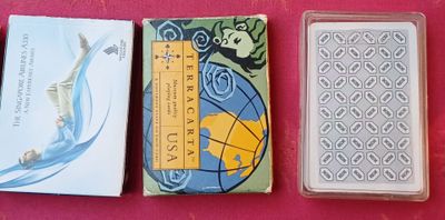trois types différents de cartes à jouer posées sur une table
