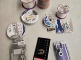 de nombreux objets posés les uns à côté des autres sur une table