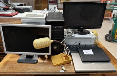 deux écrans et un ordinateur portable posés sur une table