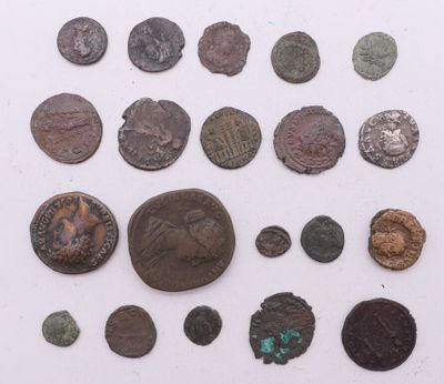 un assortiment de pièces de monnaie romaines antiques disposées sur un fond blanc