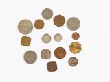 un assortiment de vieilles pièces de monnaie posées sur une surface blanche